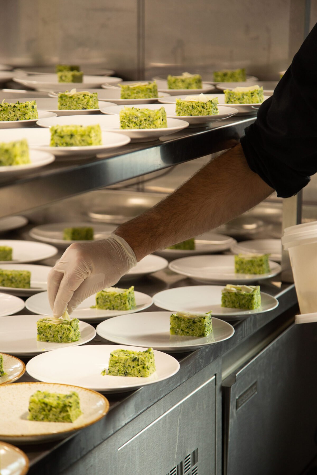 Préparation de plats élégants en cuisine pour un dîner croisière sur la Seine à Paris, illustrant l'art culinaire et l'attention aux détails | Le Capitaine Fracasse